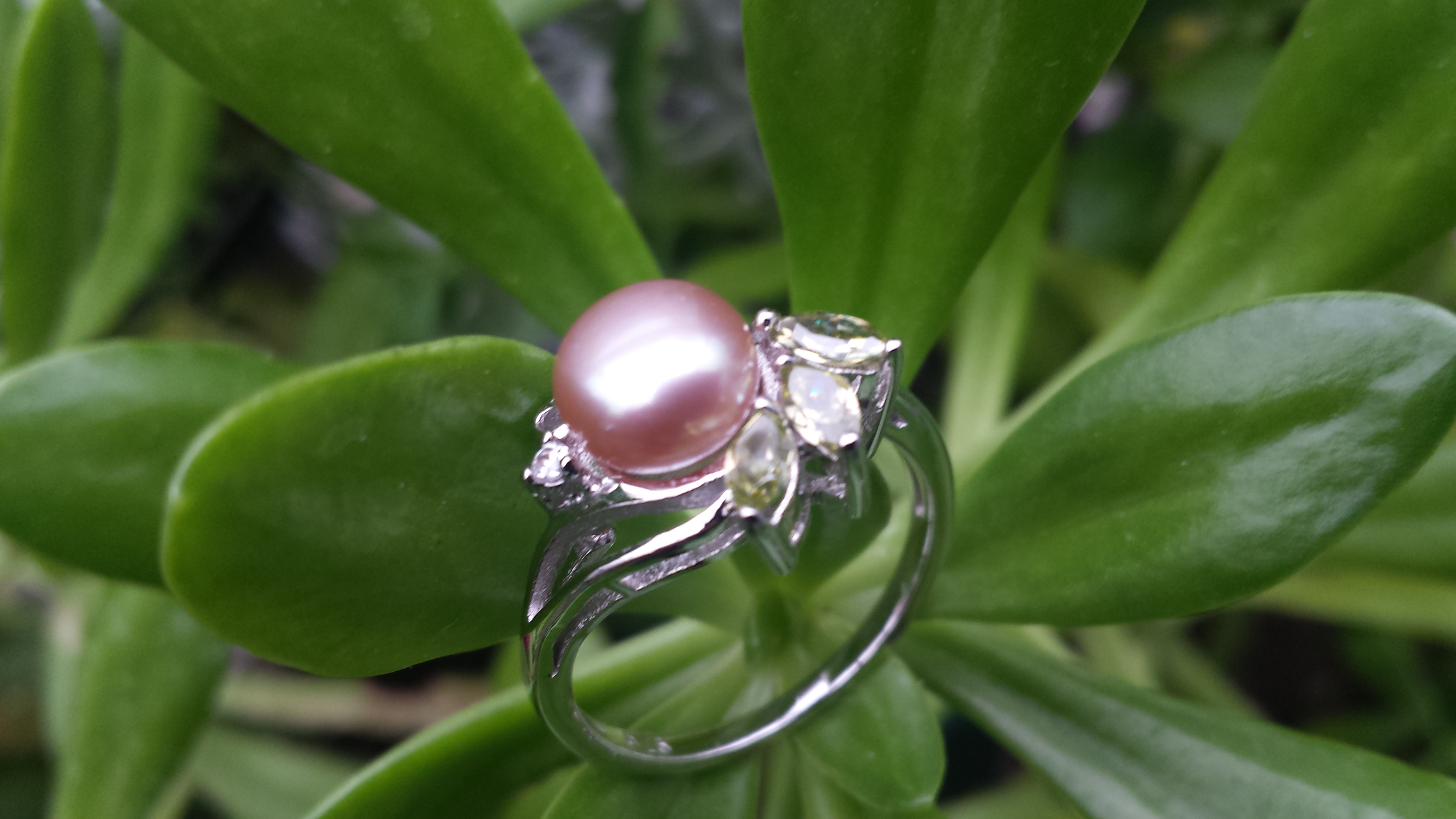 MARVELLOUS FRESHWATER PEARL RING WITH THREE OLIVES CZ
